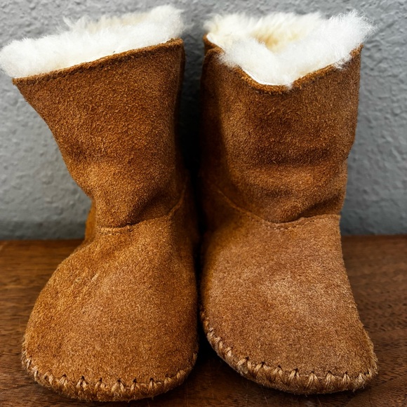UGG Tan Baby Booties with Cream Lining Size 5 - Picture 2 of 11